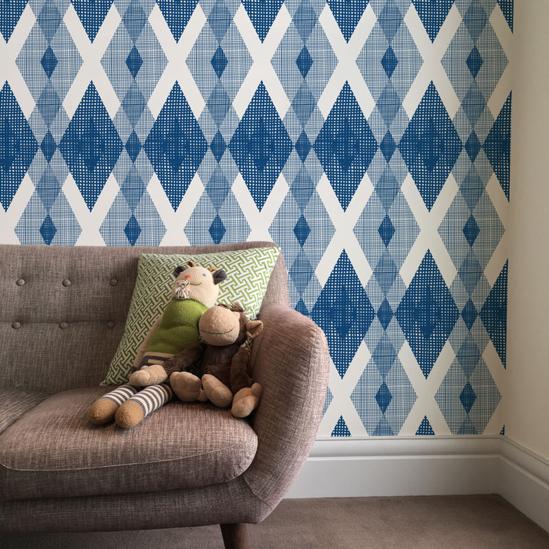 Diamond wallpaper in blue in a living room